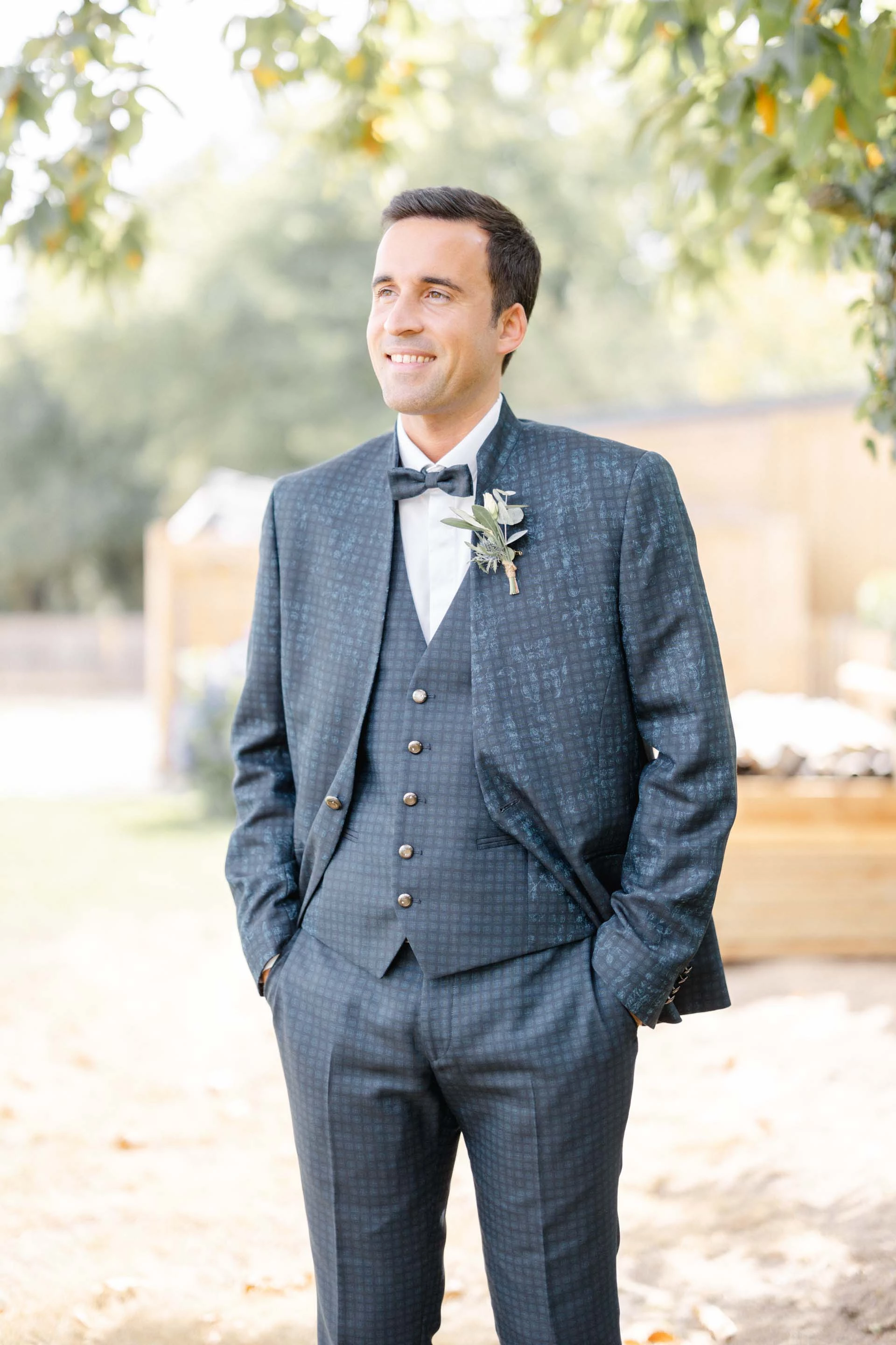 collier bouton noeud papillon gris marron